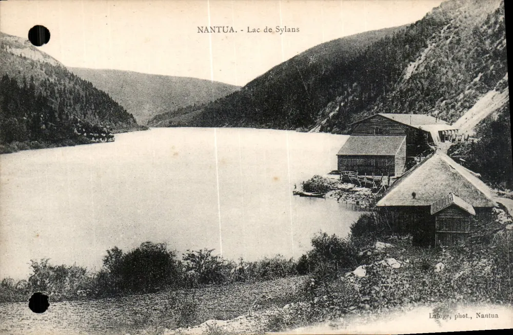 Nantua - Lago de Sylans — vista do lago com edifícios na margem — Laloge, fot., Nantua - Frente
