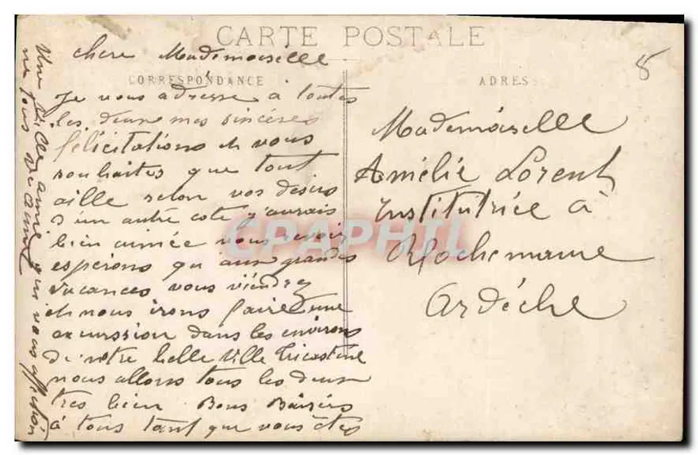 Mulher com vestido escuro — diante de uma parede de pedra — Recorrouf (Aude) - Verso