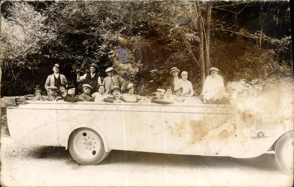 Groupe dans une voiture ouverte — National Union — éditeur inconnu - Recto