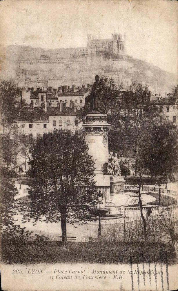 LYON — Praça Carnot - Monumento da República e Colina de Fourvière - E.R.T. - Frente