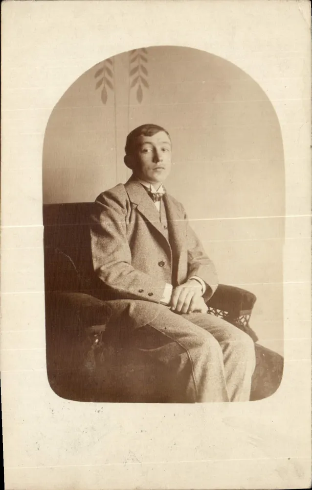 Retrato de um jovem — estúdio — editor desconhecido, número de série não visível - Frente