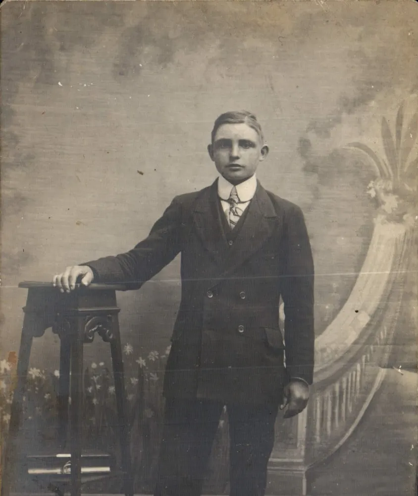 Jovem homem em traje — estúdio fotográfico — Carte postale - Frente