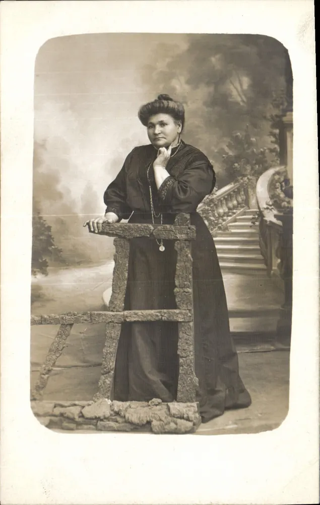 Mulher em vestido escuro — posando diante de um cenário de jardim — Y. LE BOURDONNEC, Foto, 65, rue de Siam, Best - Frente