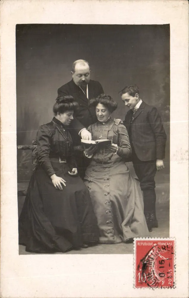 Família ou amigos lendo um livro — fotografia de estúdio — editor desconhecido - Frente