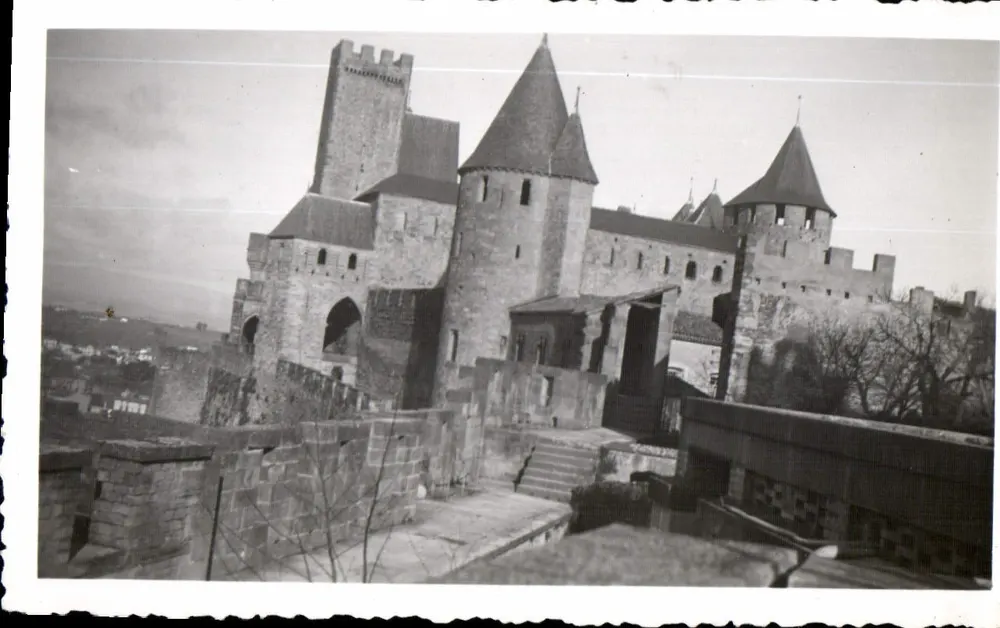 Carcassonne — A fortaleza do Aude e a torre do hotel da abadia de Saint-Nazaire - Frente