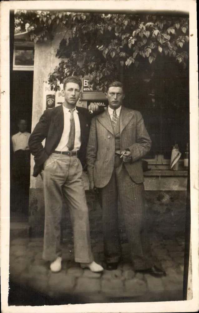 Dois homens diante de uma loja — BONAL — editor desconhecido - Frente
