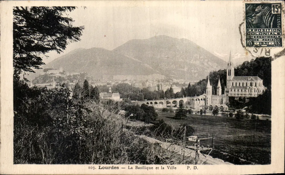 Lourdes — Die Basilika und die Stadt — P. D. - Vorderseite