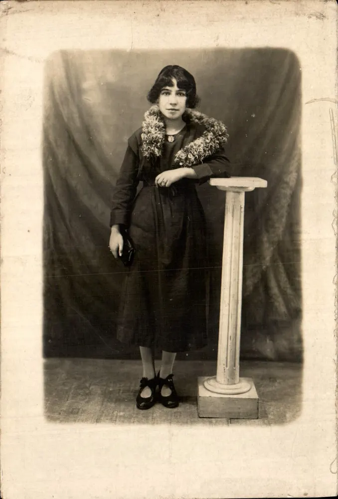 Jovem mulher — estúdio — Carta Postal do XIIIº Arrondissement de Paris - Frente