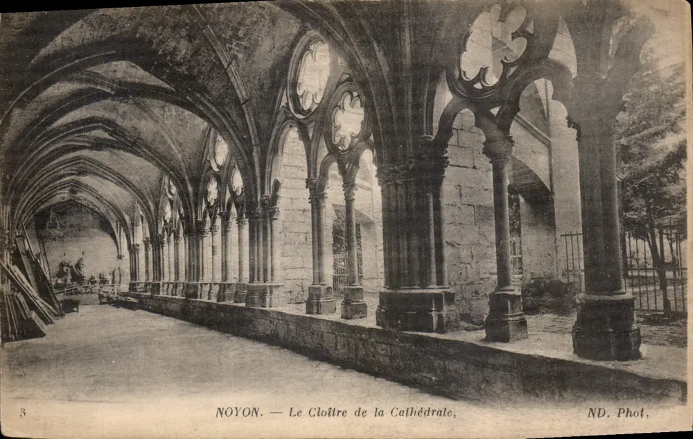 Noyon — O Claustro da Catedral — ND. Fot. - Frente
