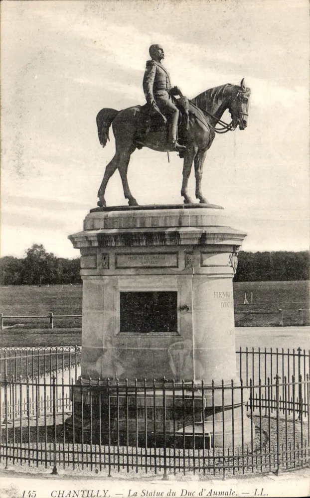 Chantilly — Estátua do Duque d'Aumale — LL. n° 145 - Frente