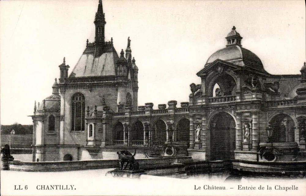 Chantilly — O Castelo. — Entrada da Capela - Frente