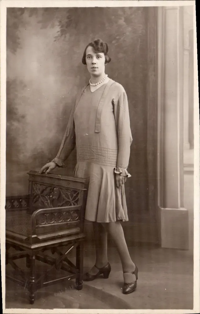 Jovem mulher — retrato de estúdio — G. H. A. MURRAY - Frente