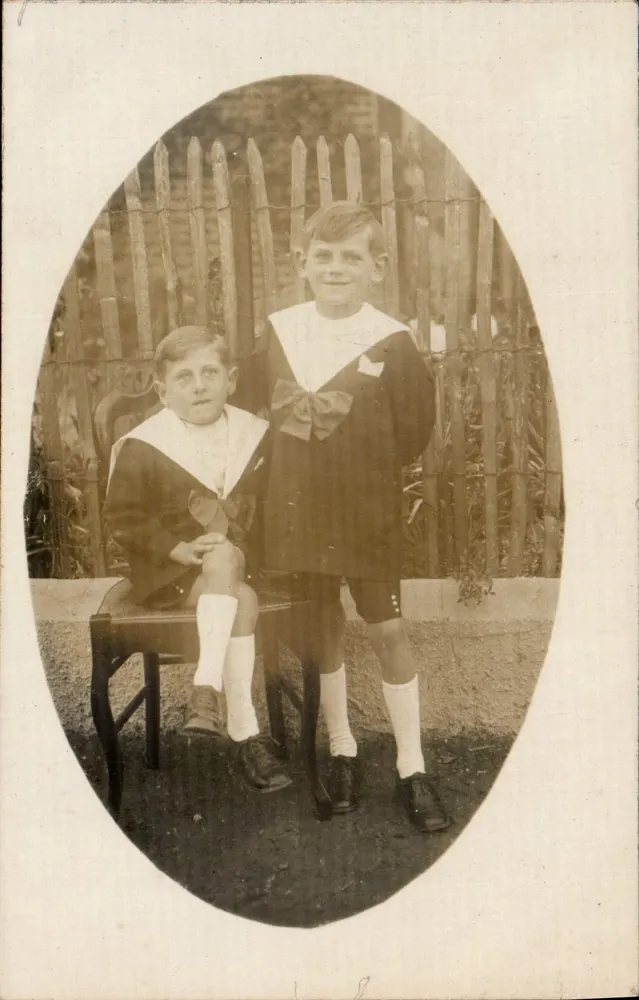 Dois meninos em traje de marinheiro — foto de estúdio - Frente