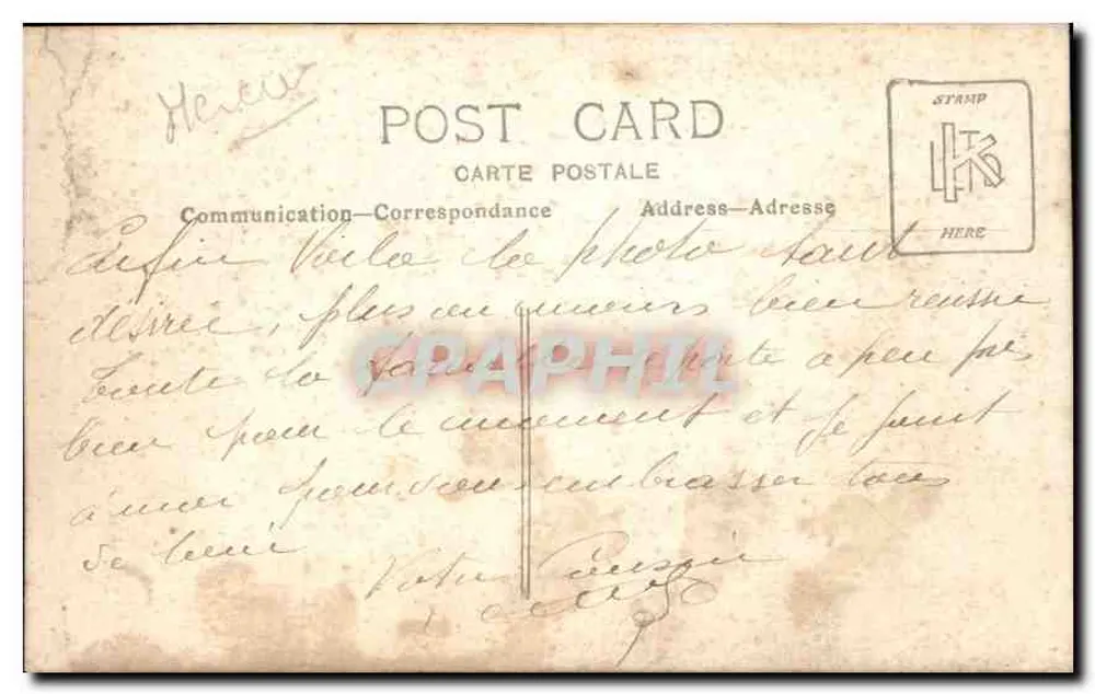 Familie vor einer Ziegelwand — Verlag 'POST CARD' und nicht lesbare Seriennummer - Rückseite