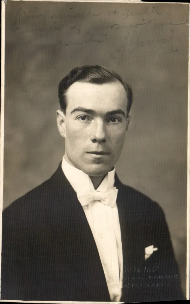 Retrato de homem em smoking — editor BRAS LORFOR, Paris - Frente