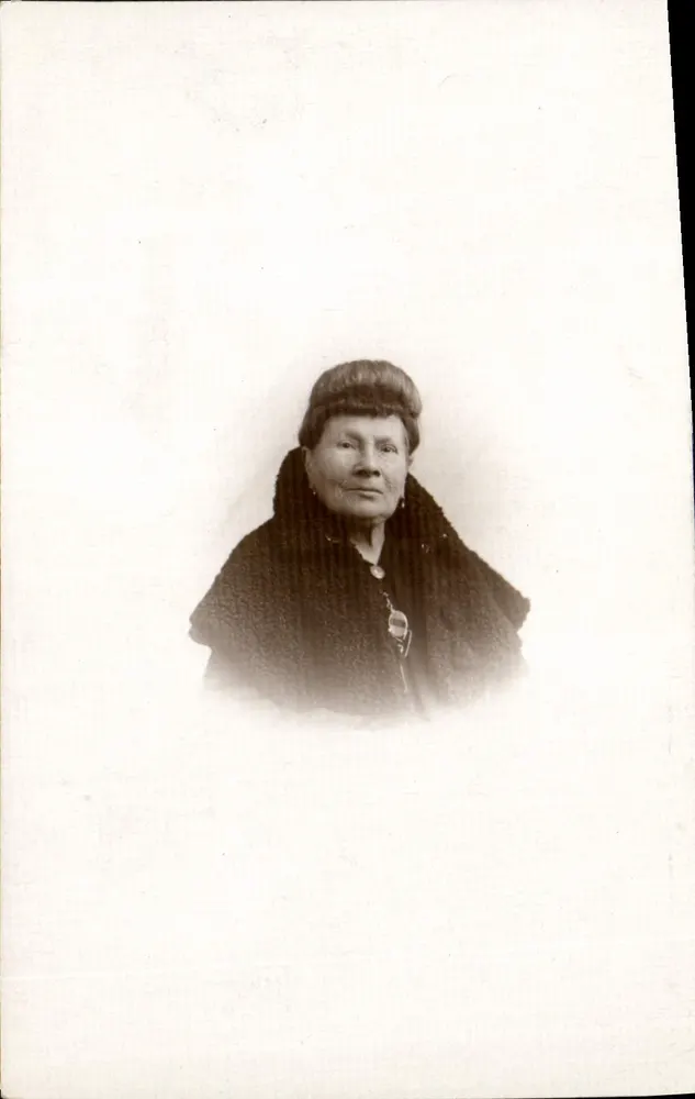 Retrato de uma mulher idosa — editor J. Ducros, número de série não visível - Frente