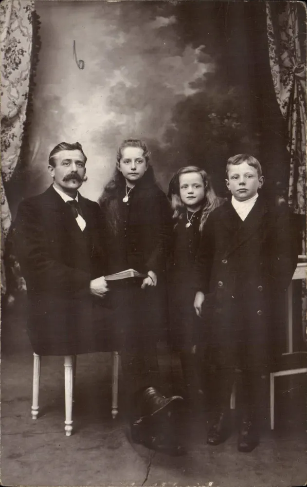 Famille — portrait studio — éditeur inconnu, n° de série non visible - Recto