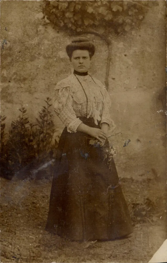 Mulher em vestido escuro e chapéu — retrato ao ar livre — editor desconhecido - Frente