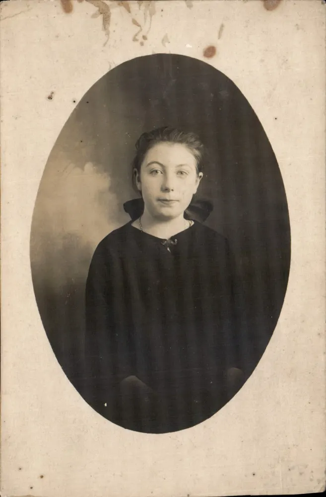 Mulher jovem — retrato oval — carta postal - Frente
