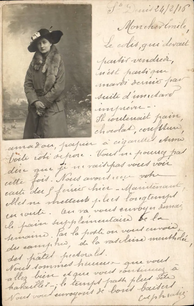 Mulher com casaco de colar de pele — Saint-Denis — editor desconhecido - Frente
