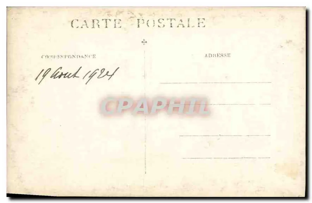 Un homme en robe de magistrat — rue pavée entre mur et haie — sans éditeur ni numéro visible - Verso
