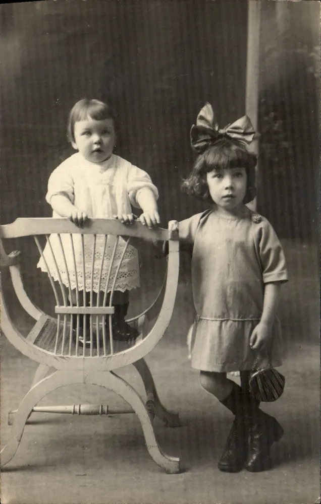 Duas jovens — pose de estúdio — Macagnò, Guise (Aisne) - Frente