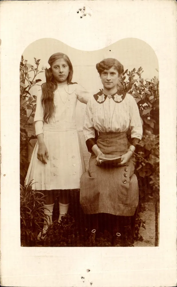 Deux jeunes filles — portrait en extérieur — éditeur non visible - Vorderseite