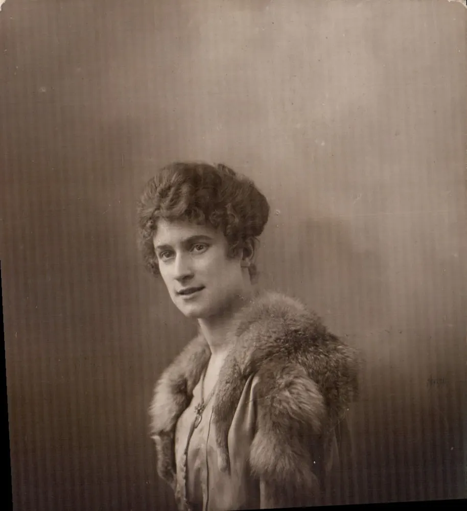 Portrait d'une jeune femme — éditeur Photo Stie - Paris — n° de série 28334 - Recto