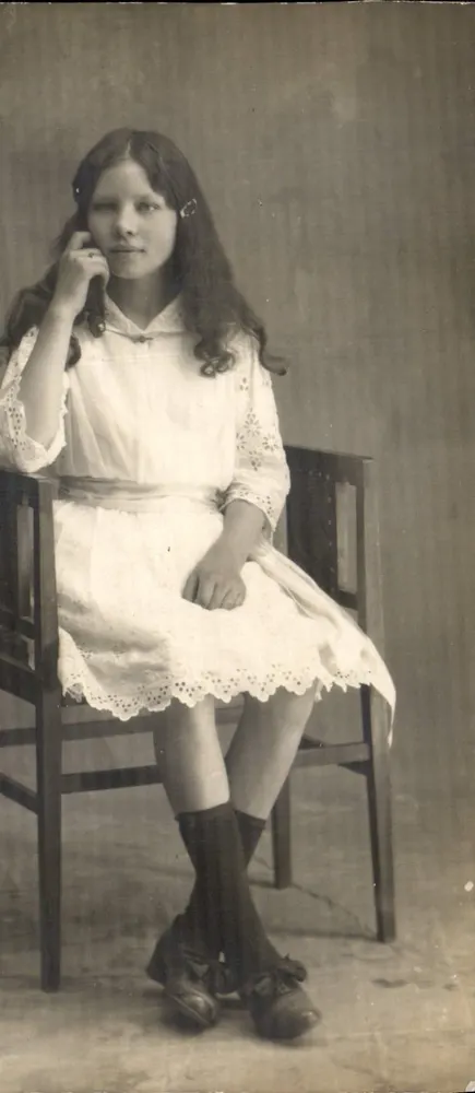 Jovem menina em vestido branco — Estúdio fotográfico — Carte postale - Frente