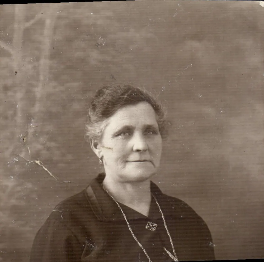 Portrait d'une femme âgée — studio photographique — éditeur non visible - Recto