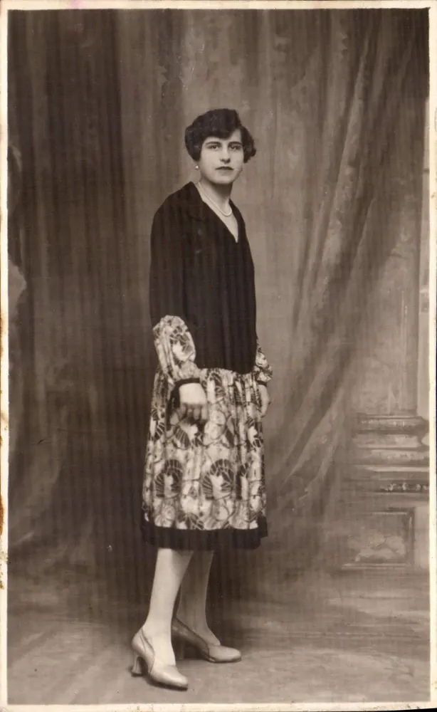 Jovem mulher com vestido estampado — estúdio — editor desconhecido - Frente