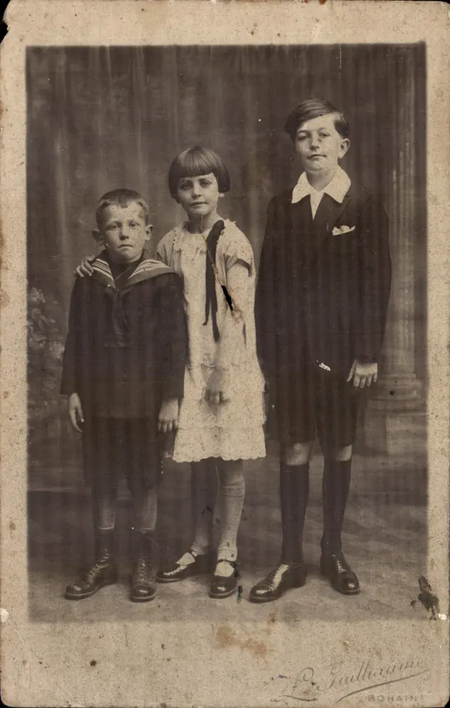 Trois enfants — portrait studio — R. Eudthaumé, BOHAINI - Frente