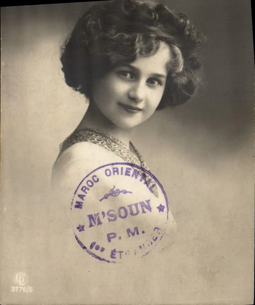 Menina — retrato de estúdio — Marrocos Oriental, M'Soun, P.M. (Étampes) - Frente