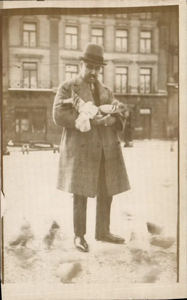 Uomo con colombi — Piazza pubblica — Parigi, 1929 - Recto