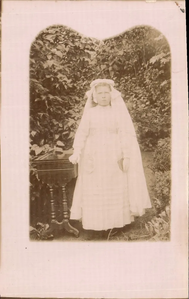 Mulher em vestido branco e véu — jardim — Carte postale - Frente
