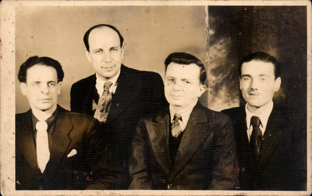 Retrato de quatro homens — editor Voigtkinder, n° de série PS-12 - Frente