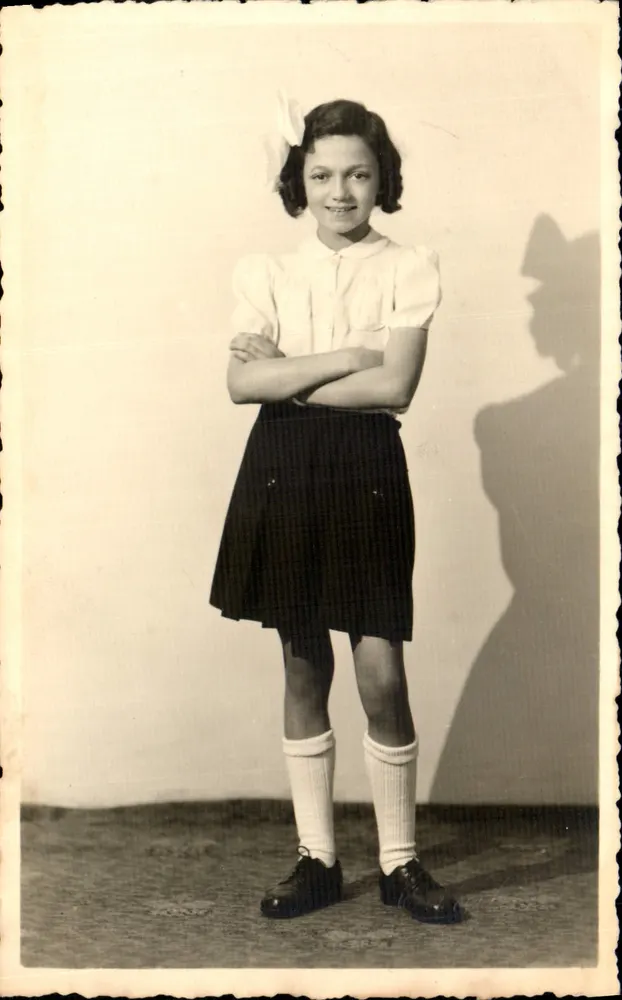 Ragazza in abito scolastico — editore sconosciuto, numero di serie non visibile - Recto