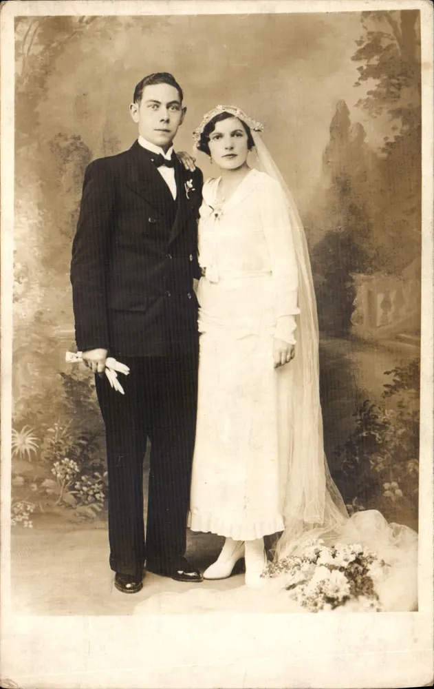 Nouveau couple marié — studio photographique — sans éditeur ni numéro visible - Recto