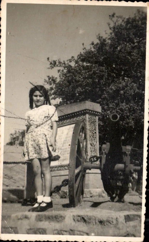 Menina diante de um canhão — monumento comemorativo — datada em torno de 1940 - Frente