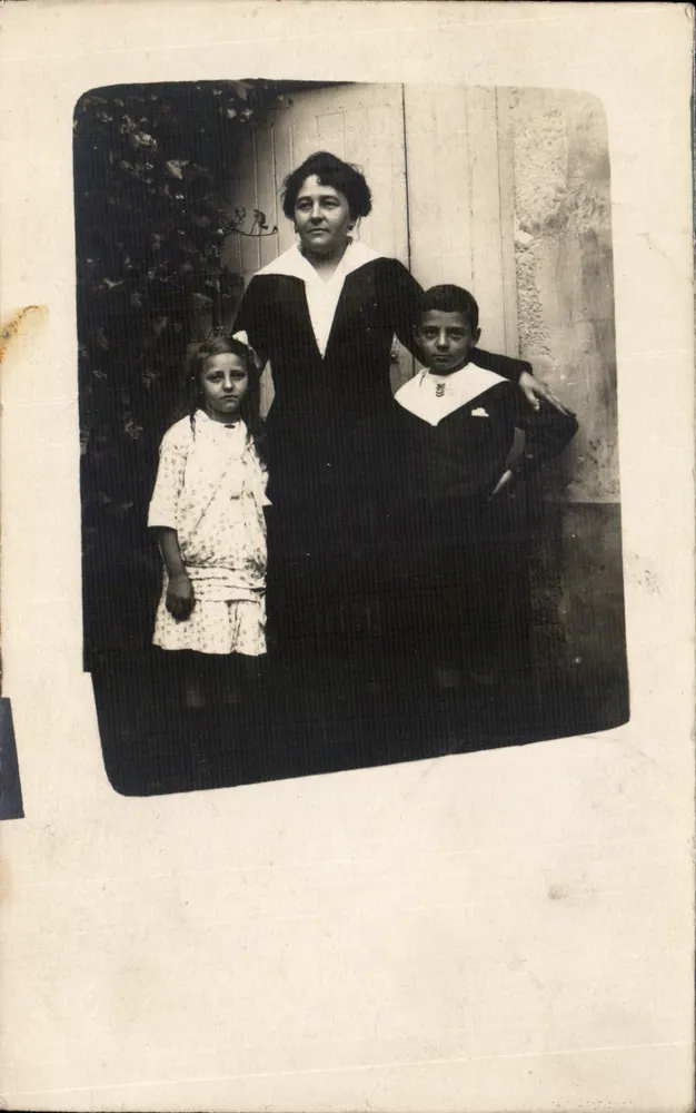 Familie — drei Personen — B. Guillouinot, Toulouse - Vorderseite