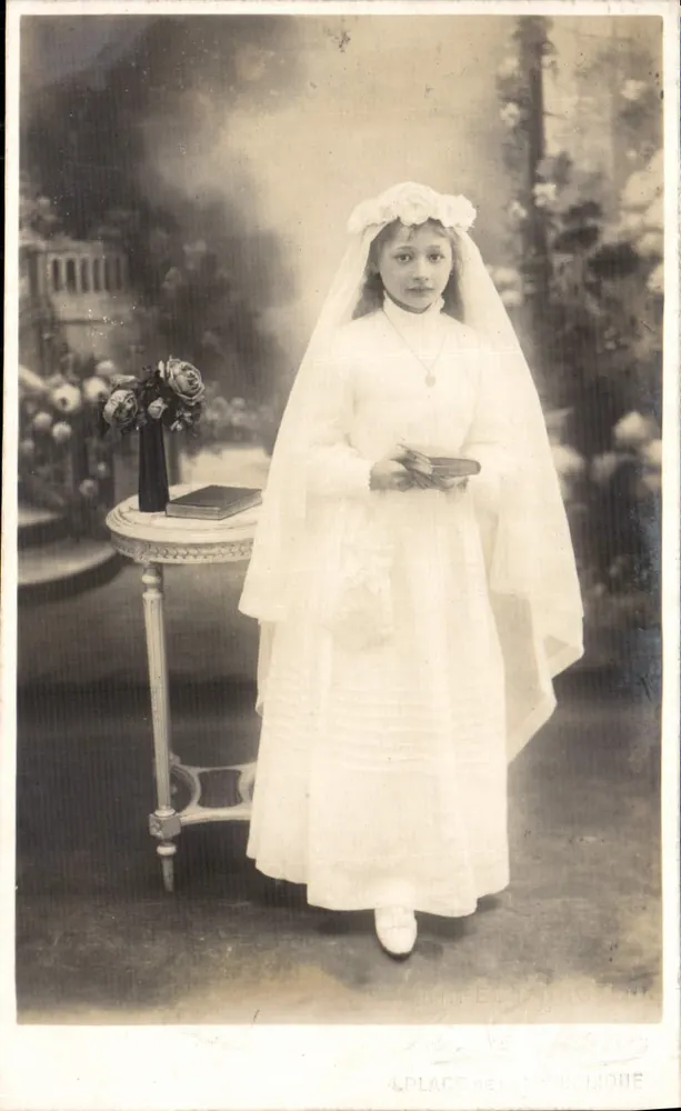 Festa da primeira comunhão — menina em vestido branco e véu — editor A. Place de la République - Frente