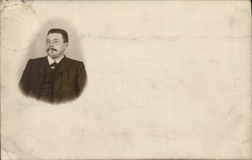 Retrato de homem com bigode — Köln / Rüein, Roheskrasse 134a — editor não visível - Frente