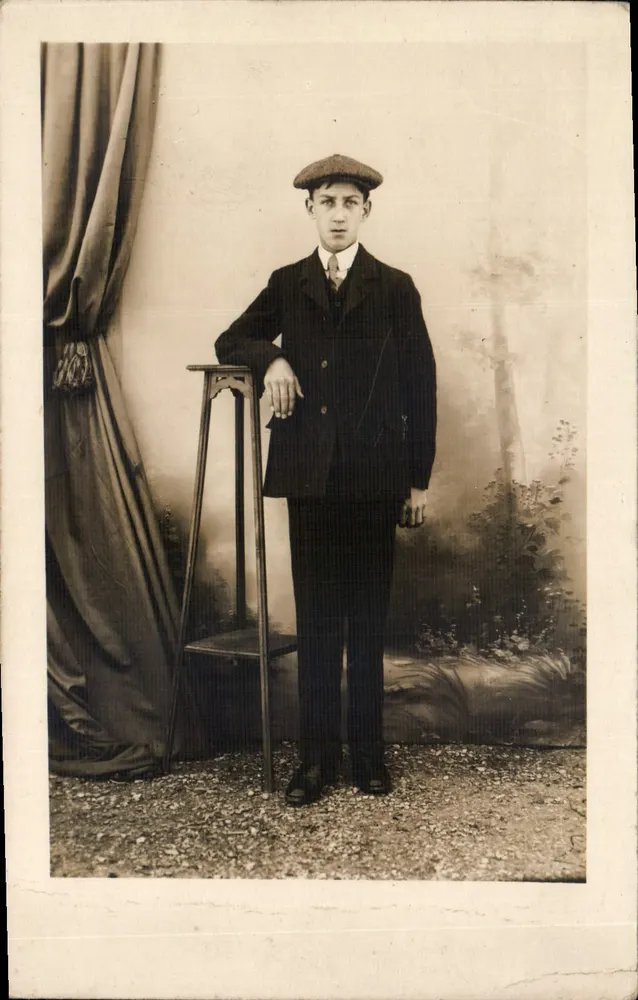 Jongen in kostuum — studio — uitgever A. Gallienihoël, Bruxelles - Voorkant