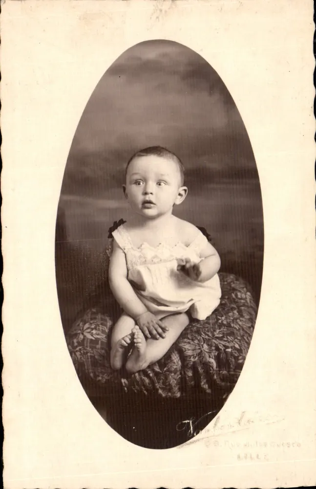 Bebê — retrato de estúdio — J. Rue d'Alès Quesco, Baille - Frente