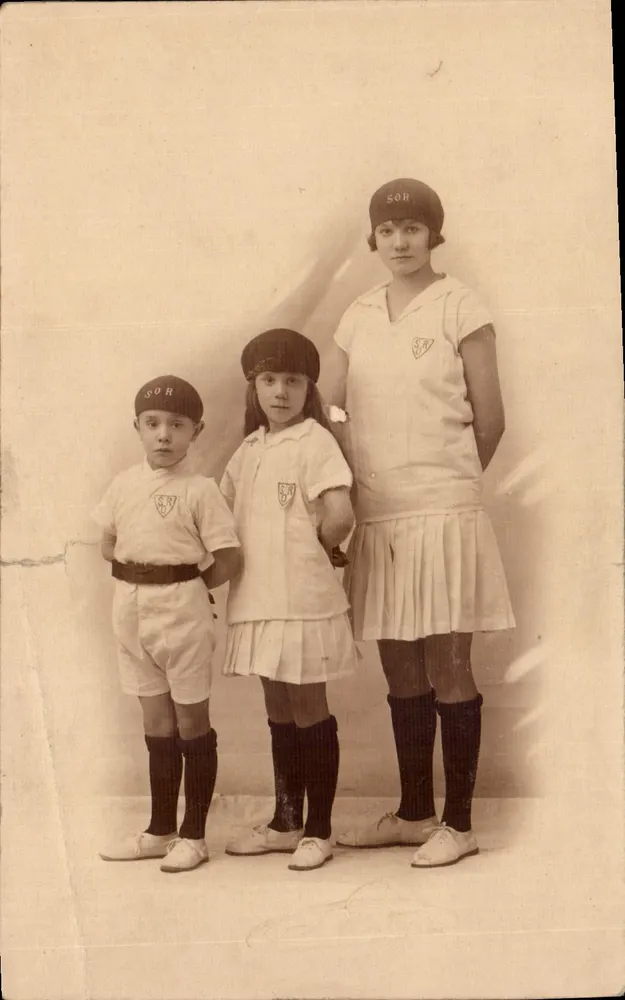 Trois enfants en tenue de sport — SOR — éditeur non visible - Frente