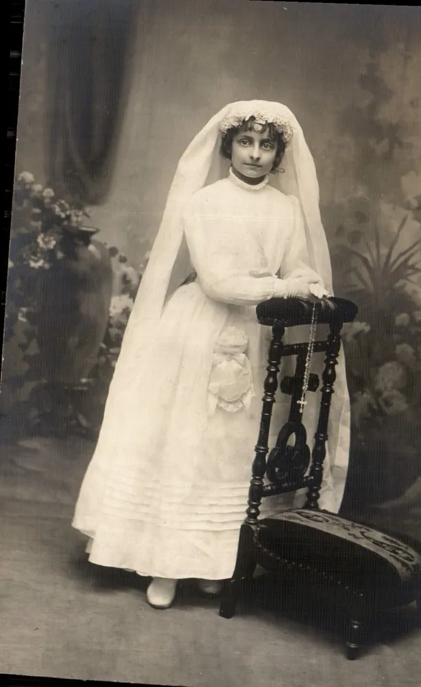 Fête religieuse — jeune fille en robe blanche et voile — éditeur Naviel, Île-St-Denis - Recto