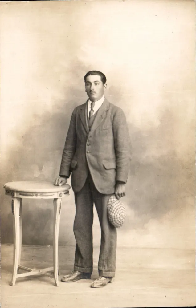 Retrato de um homem com traje — estúdio — editor desconhecido, n°5 - Frente