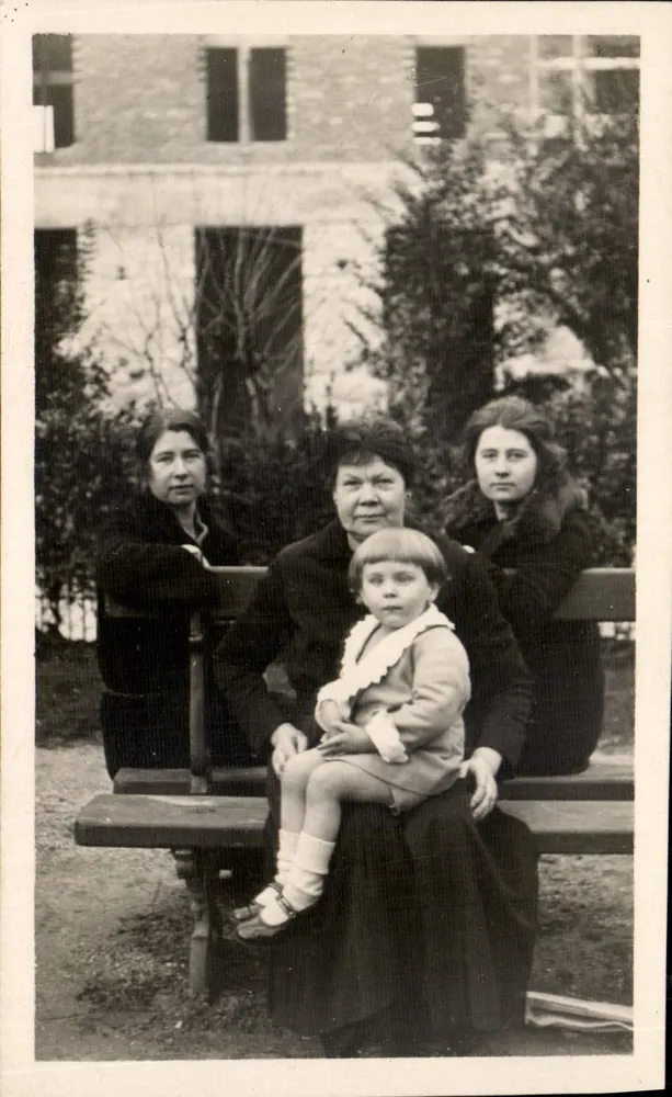 Drei Frauen und ein Kind auf einer Bank — Paris — Postkarte - Vorderseite