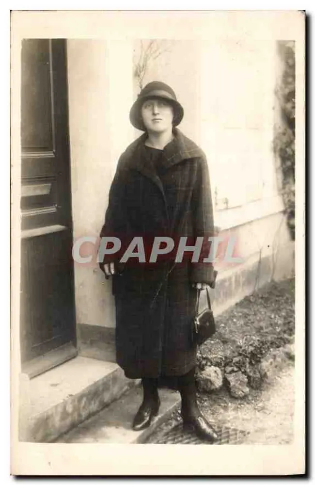 Mulher com casaco e chapéu — em frente à porta — Royal-Photo C. SIMON, Deauville - Frente