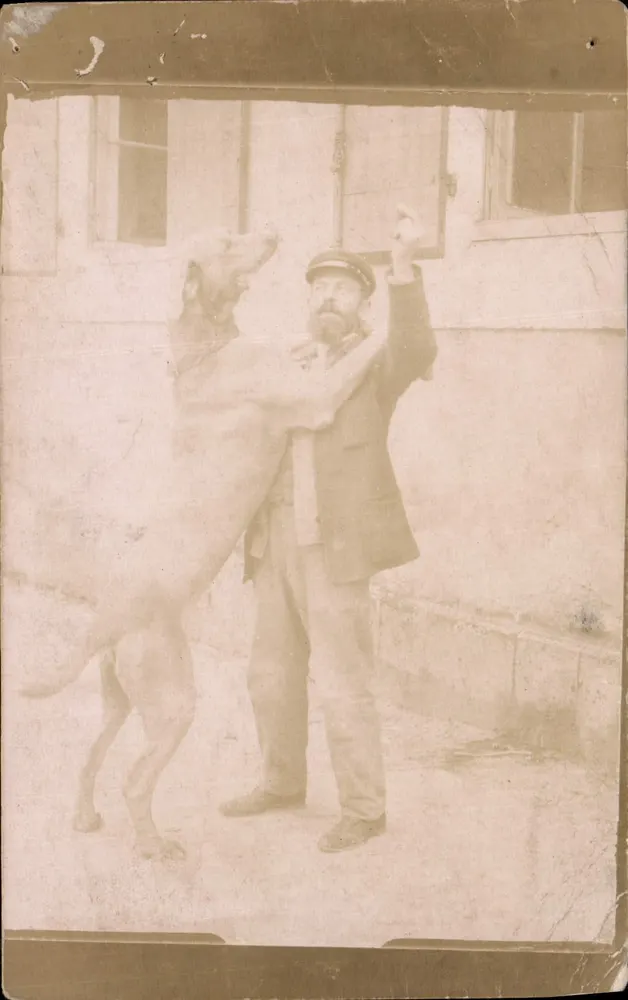 Homme avec chien — pose dynamique — éditeur inconnu - Recto